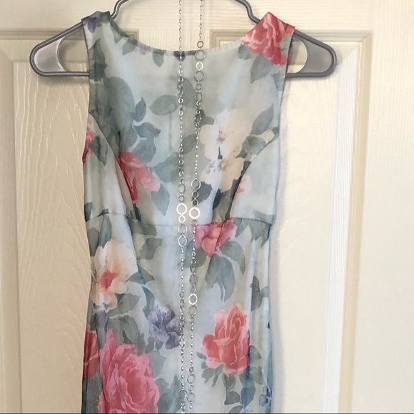 dress & necklace - Picture 2 of 8